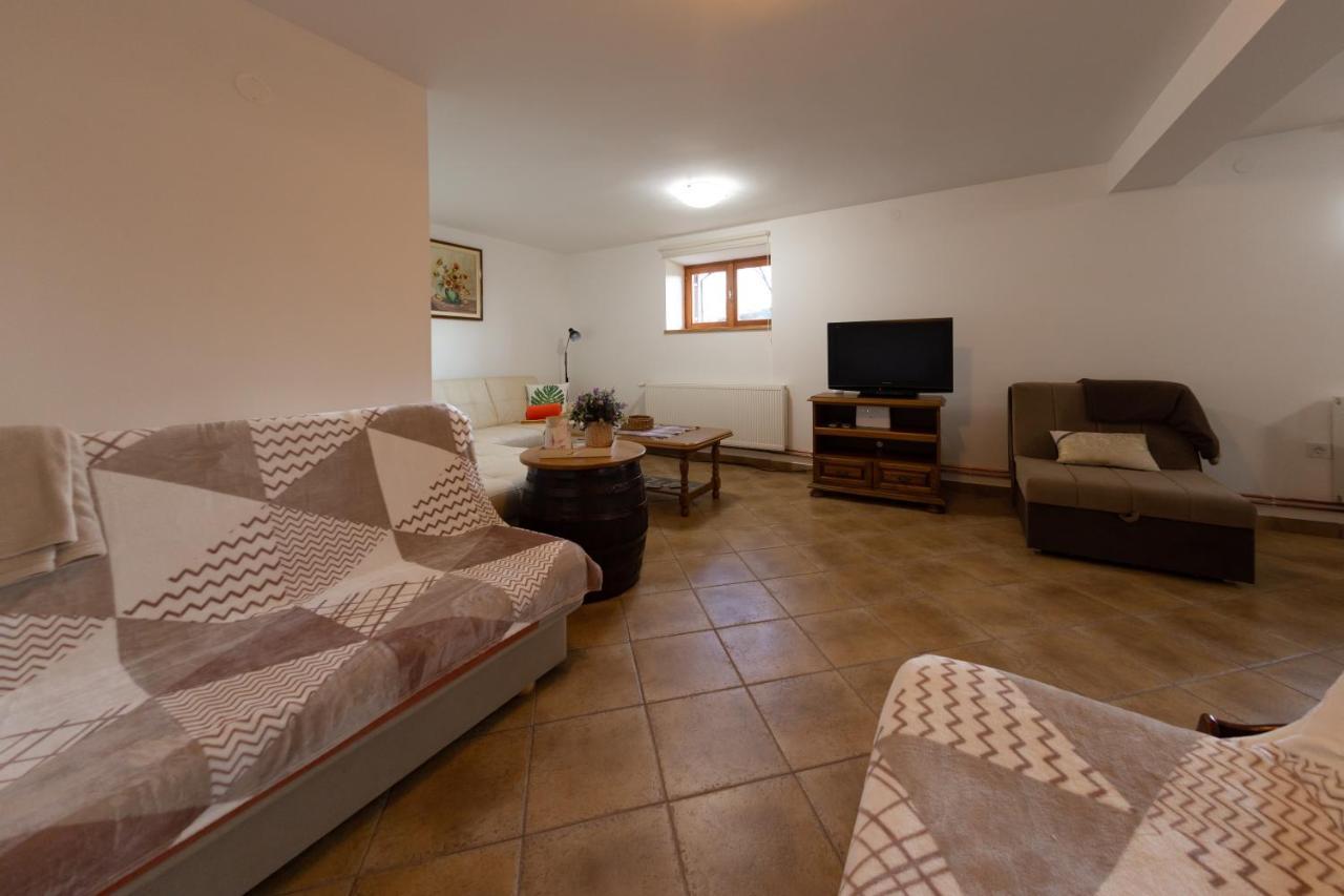 House Mate Villa Otočac Buitenkant foto