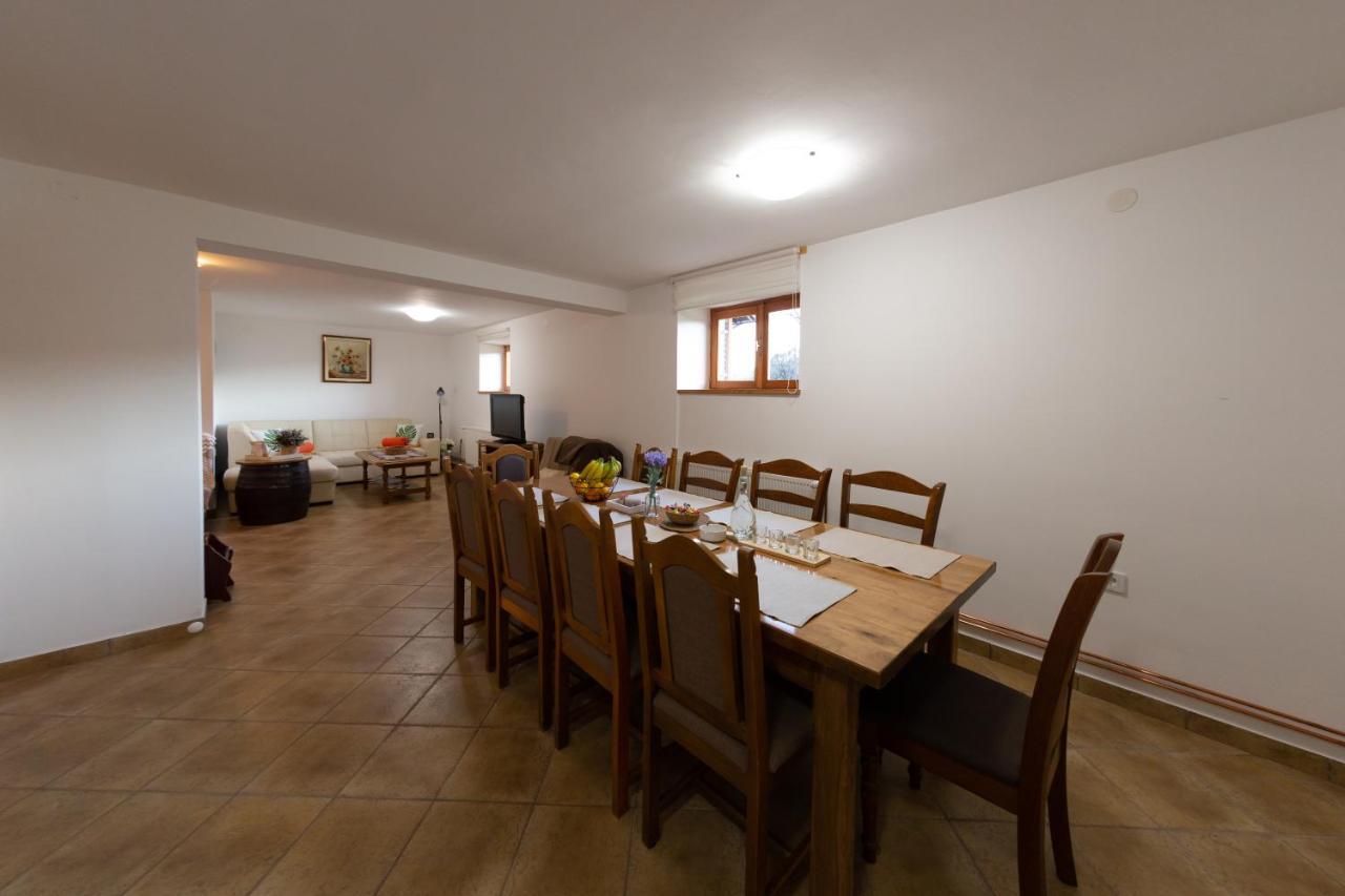 House Mate Villa Otočac Buitenkant foto