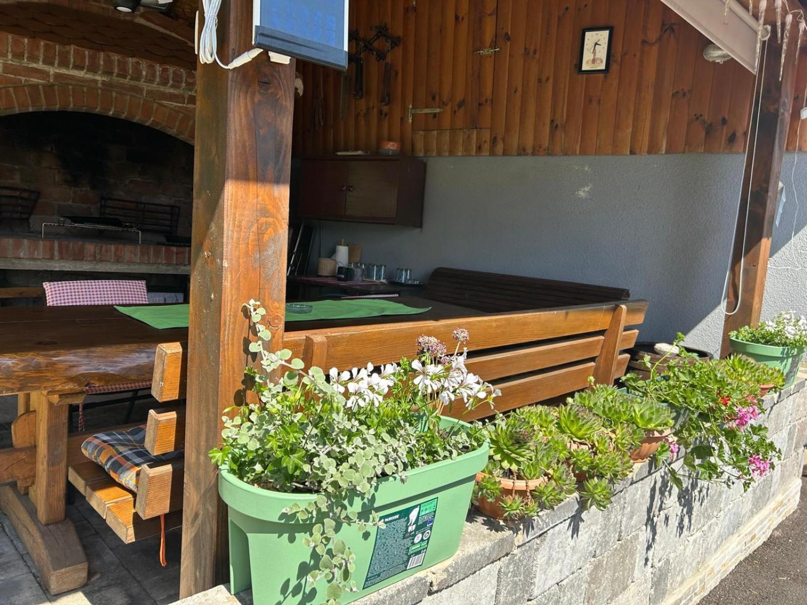 House Mate Villa Otočac Buitenkant foto
